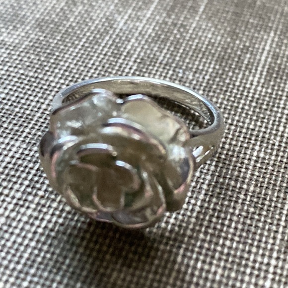 Silver stamped flower 🌺 design ring vintage size 8 - Picture 2 of 6